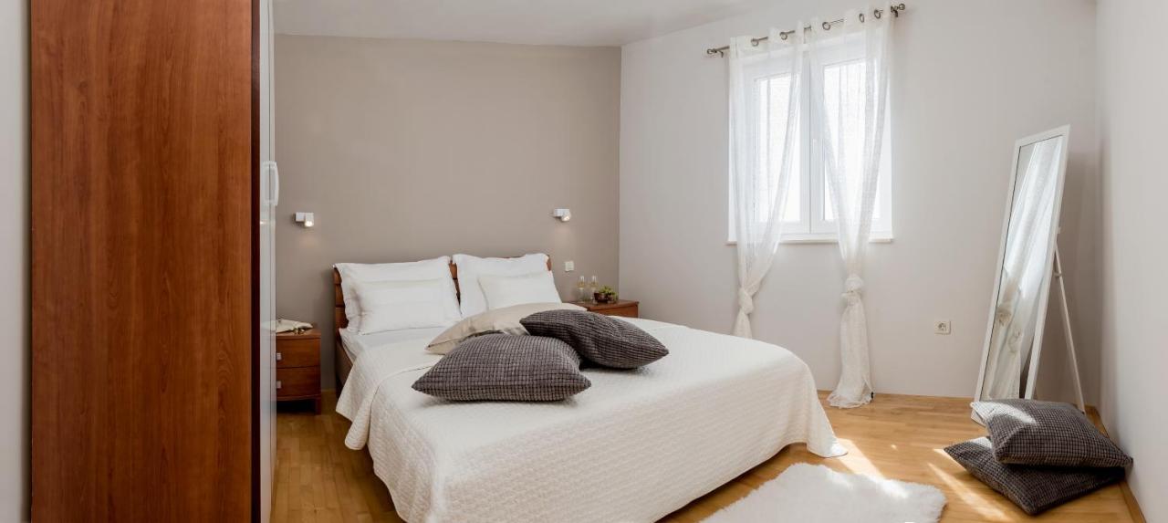 Apartments And Rooms With Parking Space Rogoznica - 10339 外观 照片